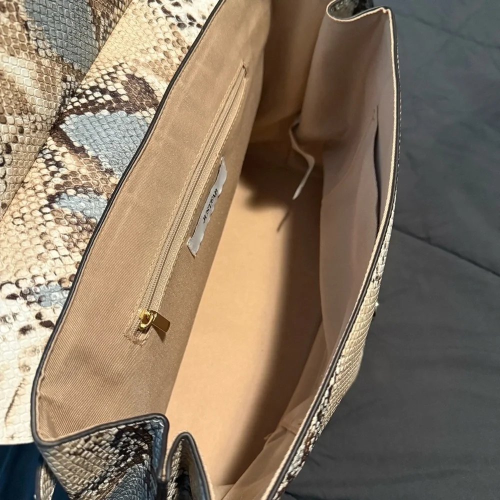 NWOT Elegant Snakeskin Patterned Shoulder Bag with crossbody strap